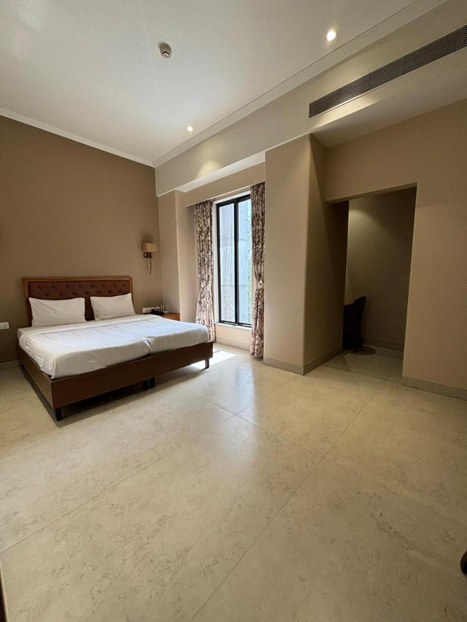 Hotel The Hub Link Bombay